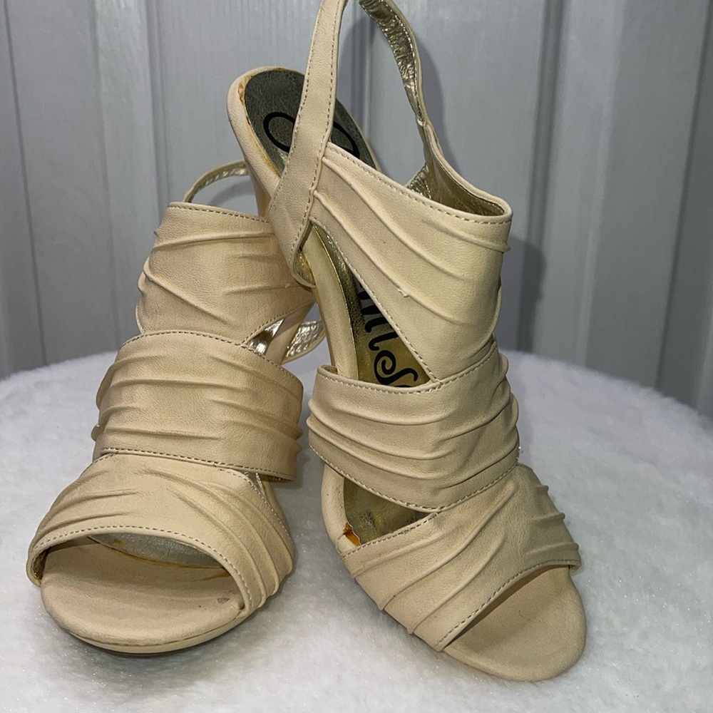 This pair of Promise shoees with back strap are new but no box.
